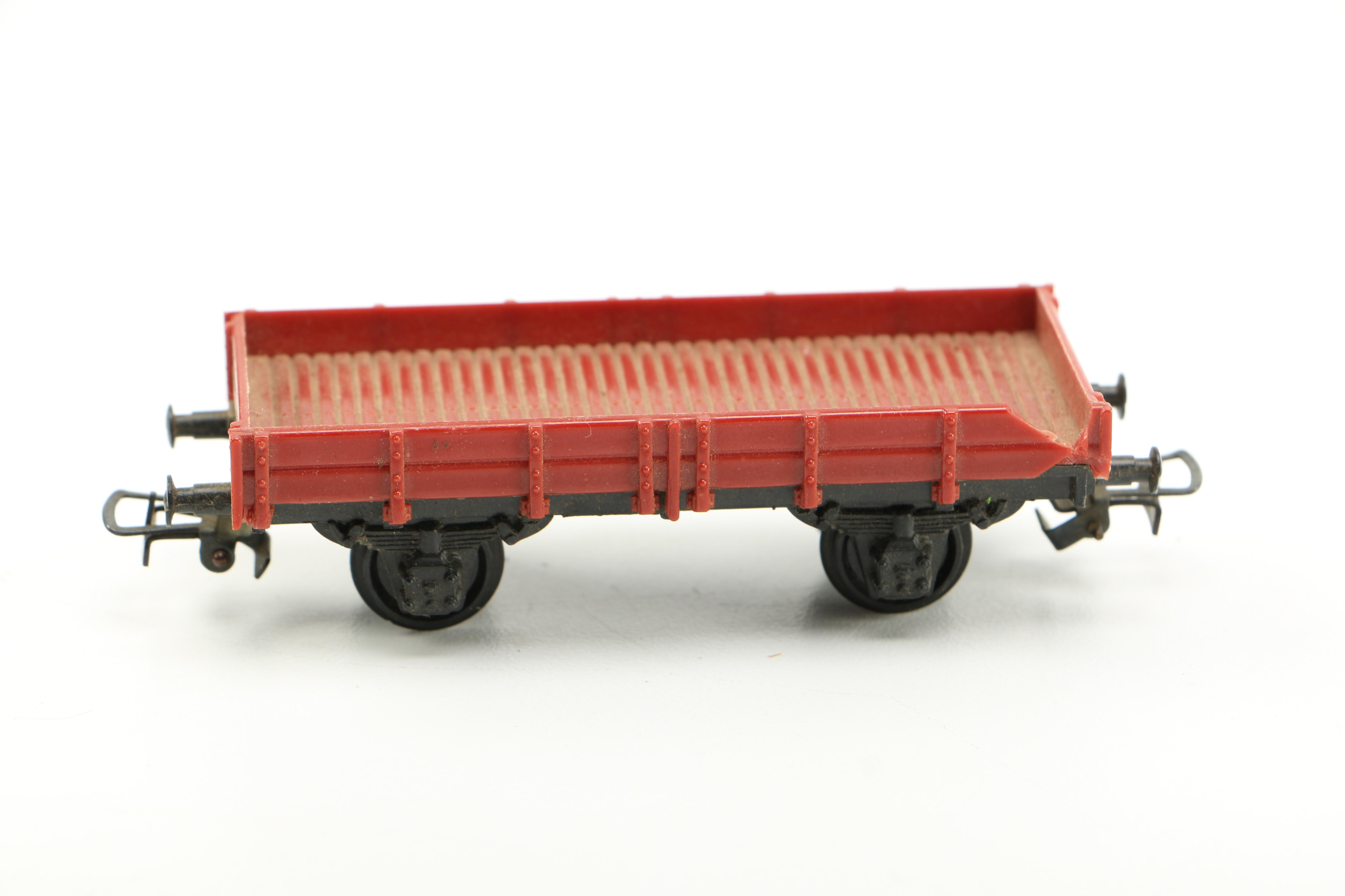 HO Scale Bachmann Dual Crossing Gates with Locomotives and Cars