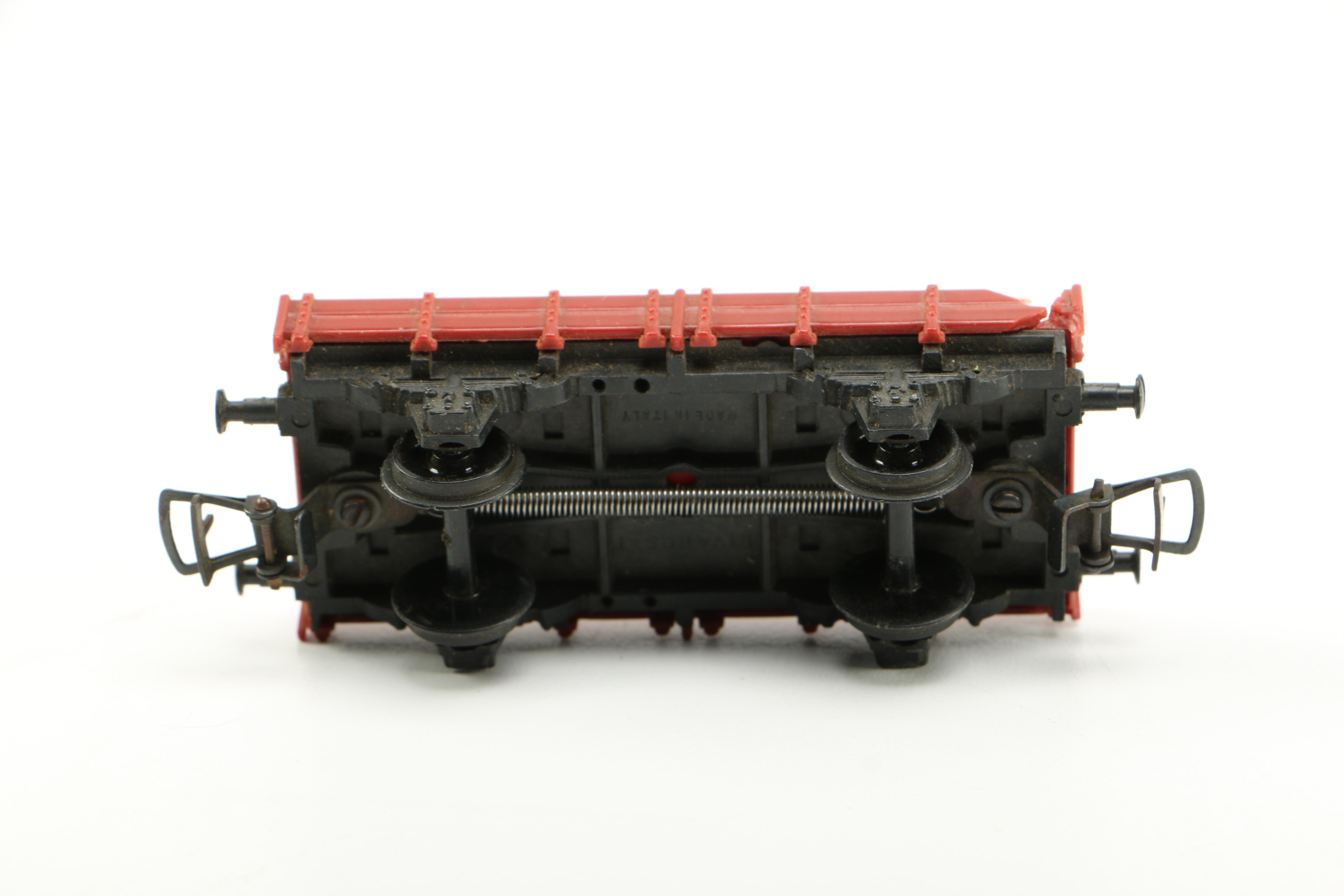 HO Scale Bachmann Dual Crossing Gates with Locomotives and Cars