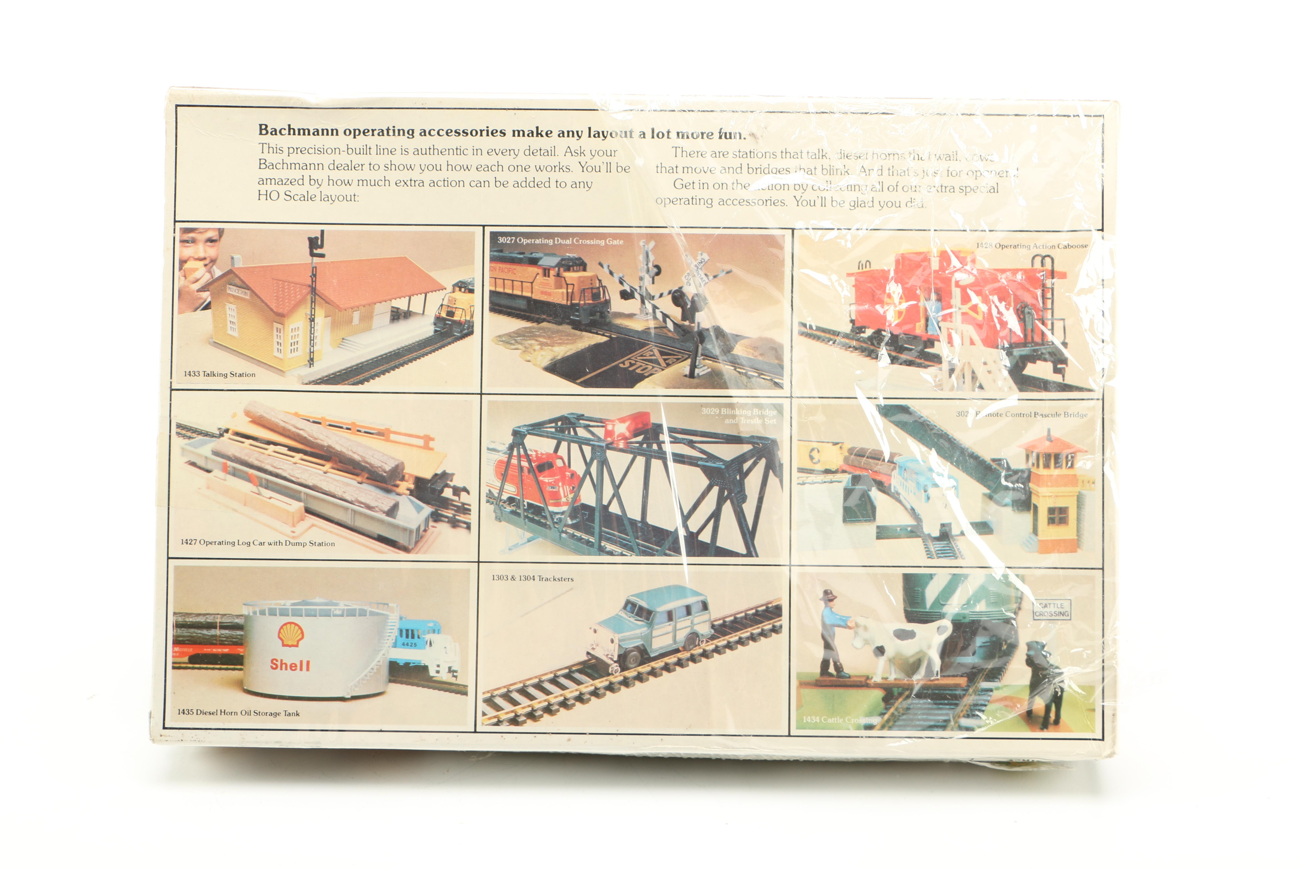 HO Scale Bachmann Dual Crossing Gates with Locomotives and Cars