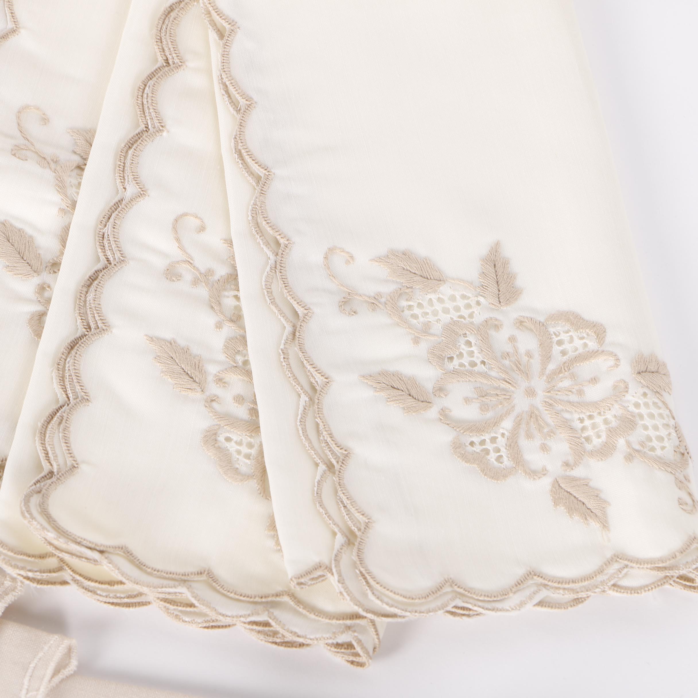 Tablecloth with Matching Cloth Placemats