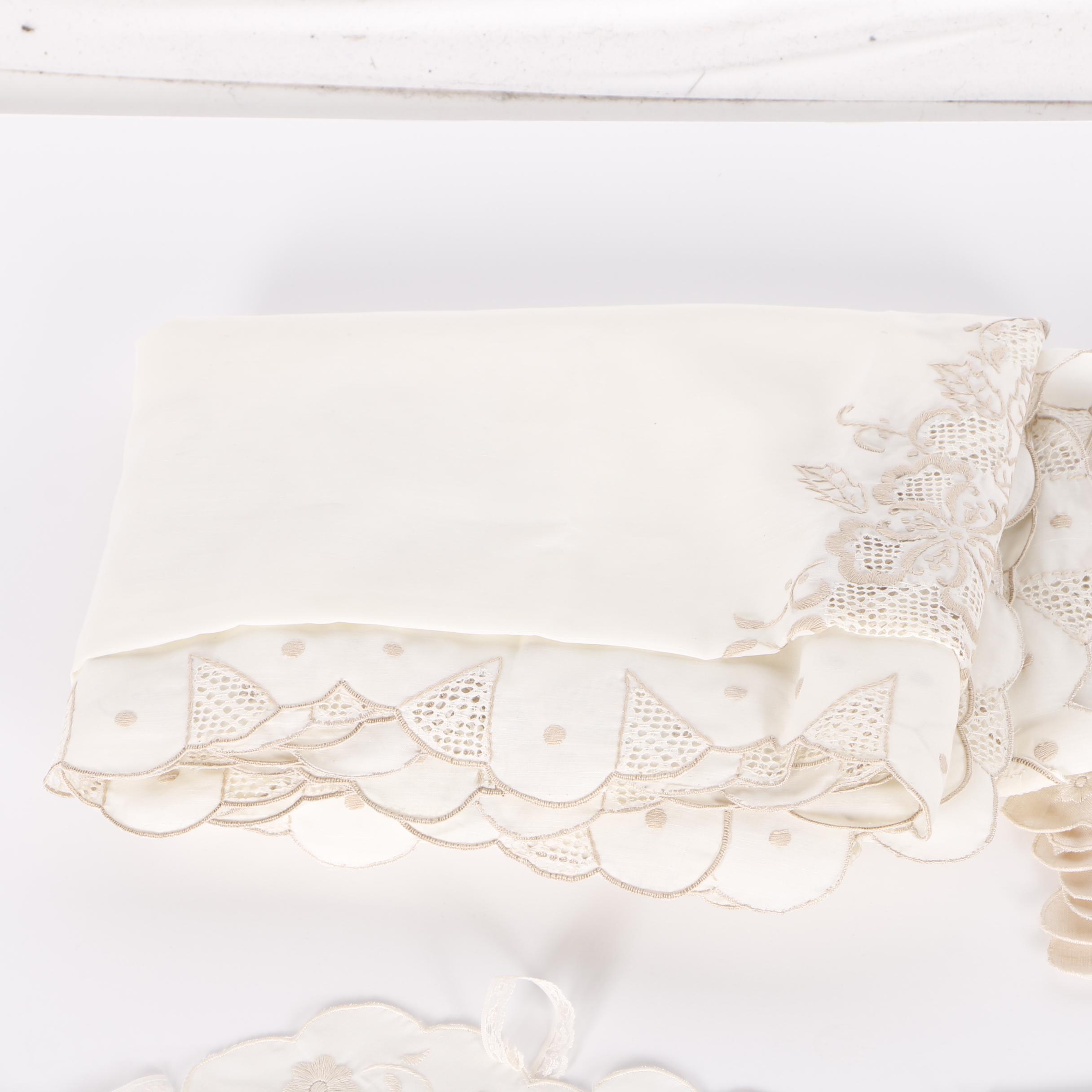 Tablecloth with Matching Cloth Placemats