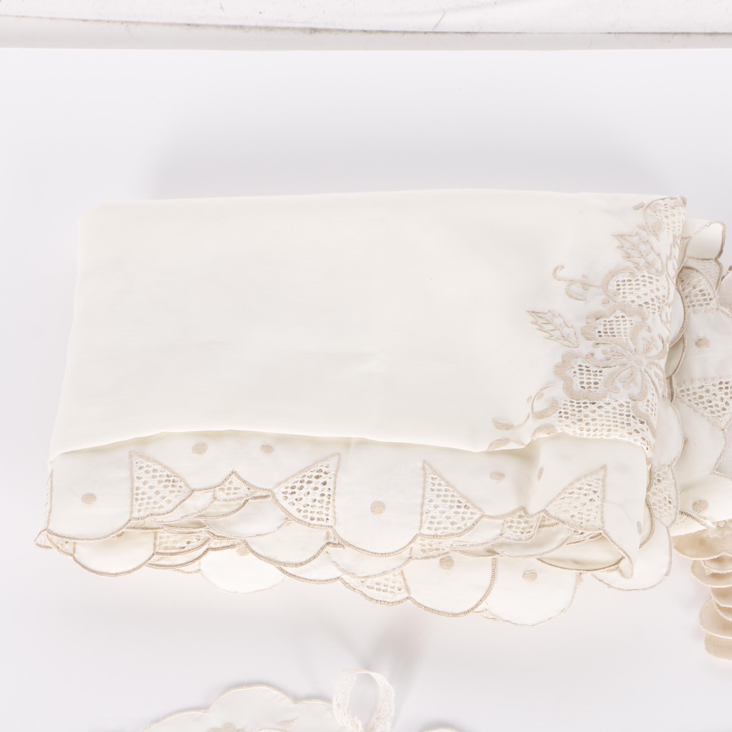 Tablecloth with Matching Cloth Placemats