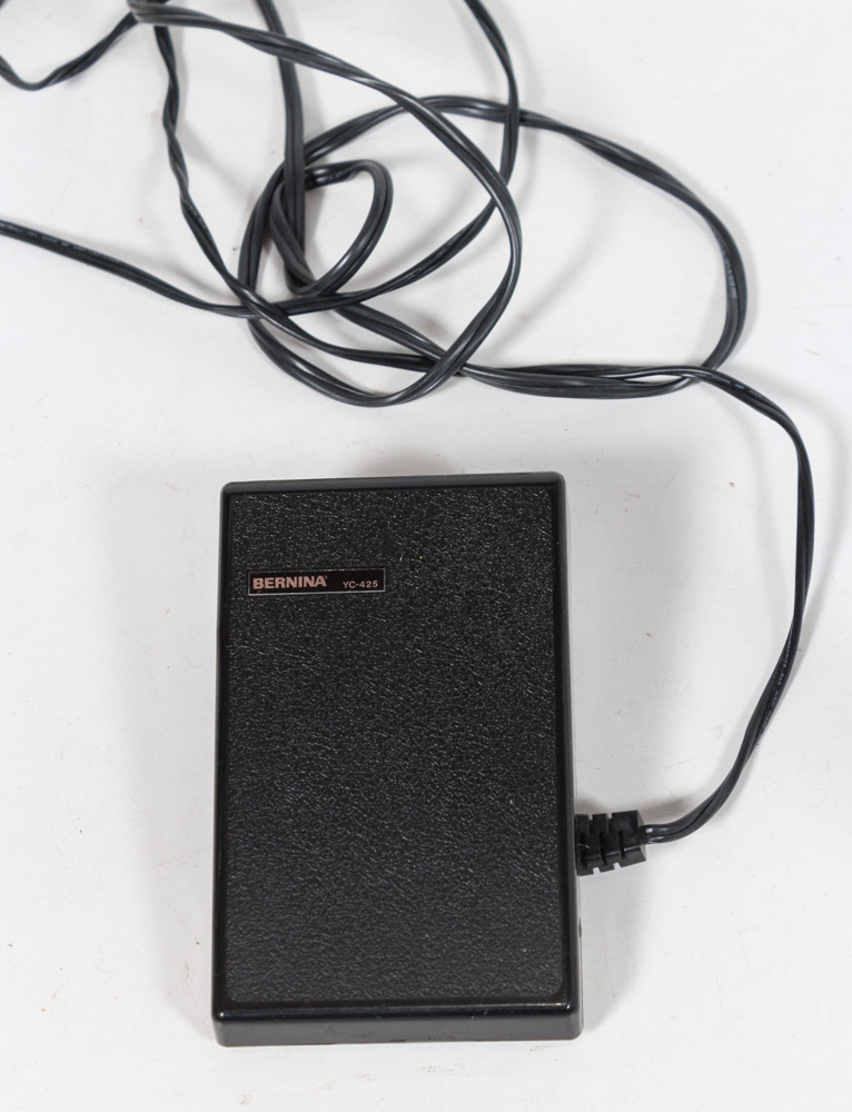 Bernina 2000DE Serger with Accessories and Table