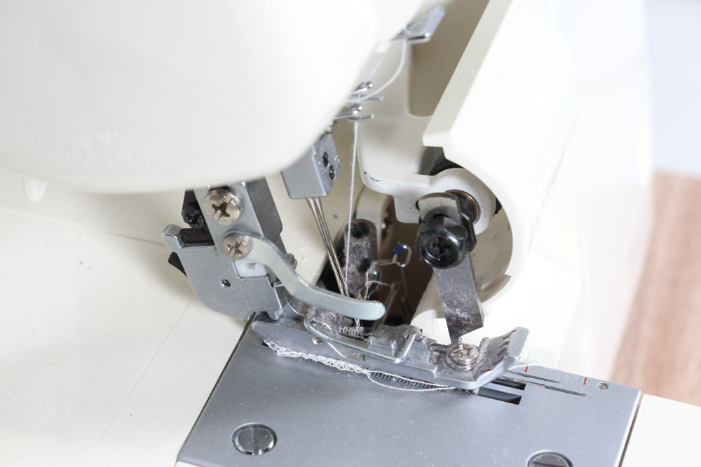 Bernina 2000DE Serger with Accessories and Table