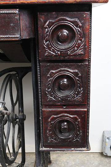 Antique Singer Sewing Machine With Treadle Base