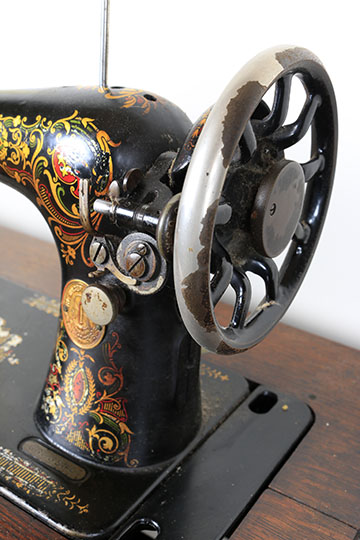 Antique Singer Sewing Machine With Treadle Base