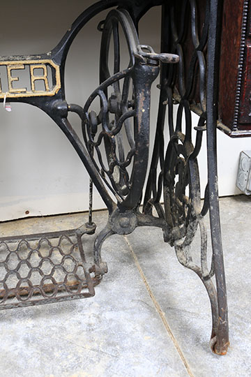 Antique Singer Sewing Machine With Treadle Base