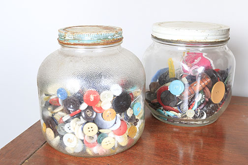 Vintage Singer Sewing Machine in Cabinet With Accessories