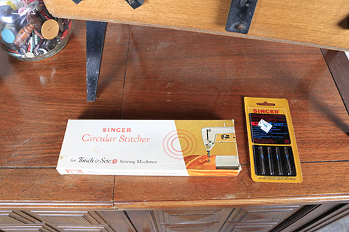 Vintage Singer Sewing Machine in Cabinet With Accessories