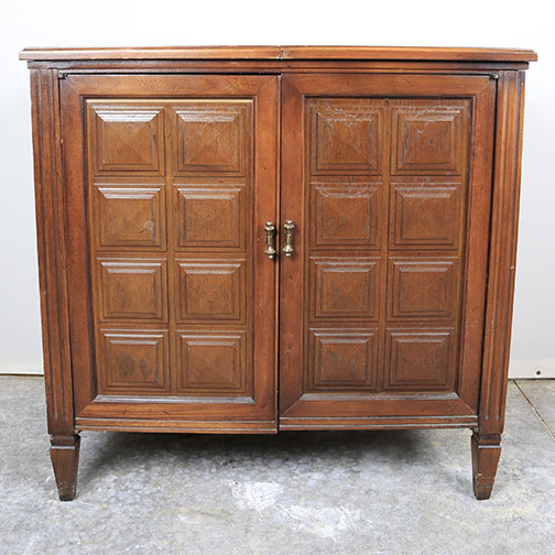 Vintage Singer Sewing Machine in Cabinet With Accessories