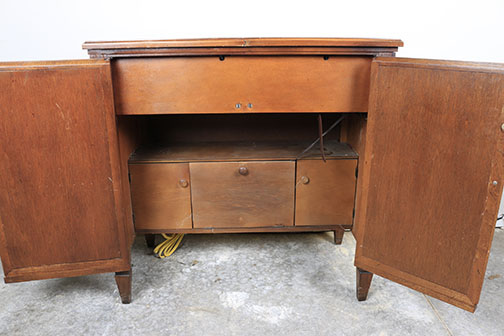 Vintage Singer Sewing Machine in Cabinet With Accessories