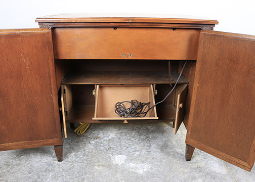 Vintage Singer Sewing Machine in Cabinet With Accessories