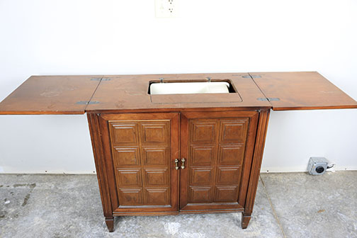 Vintage Singer Sewing Machine in Cabinet With Accessories