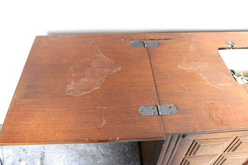 Vintage Singer Sewing Machine in Cabinet With Accessories