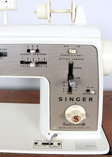 Vintage Singer Sewing Machine in Cabinet With Accessories