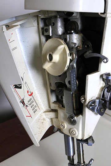 Vintage Singer Sewing Machine in Cabinet With Accessories