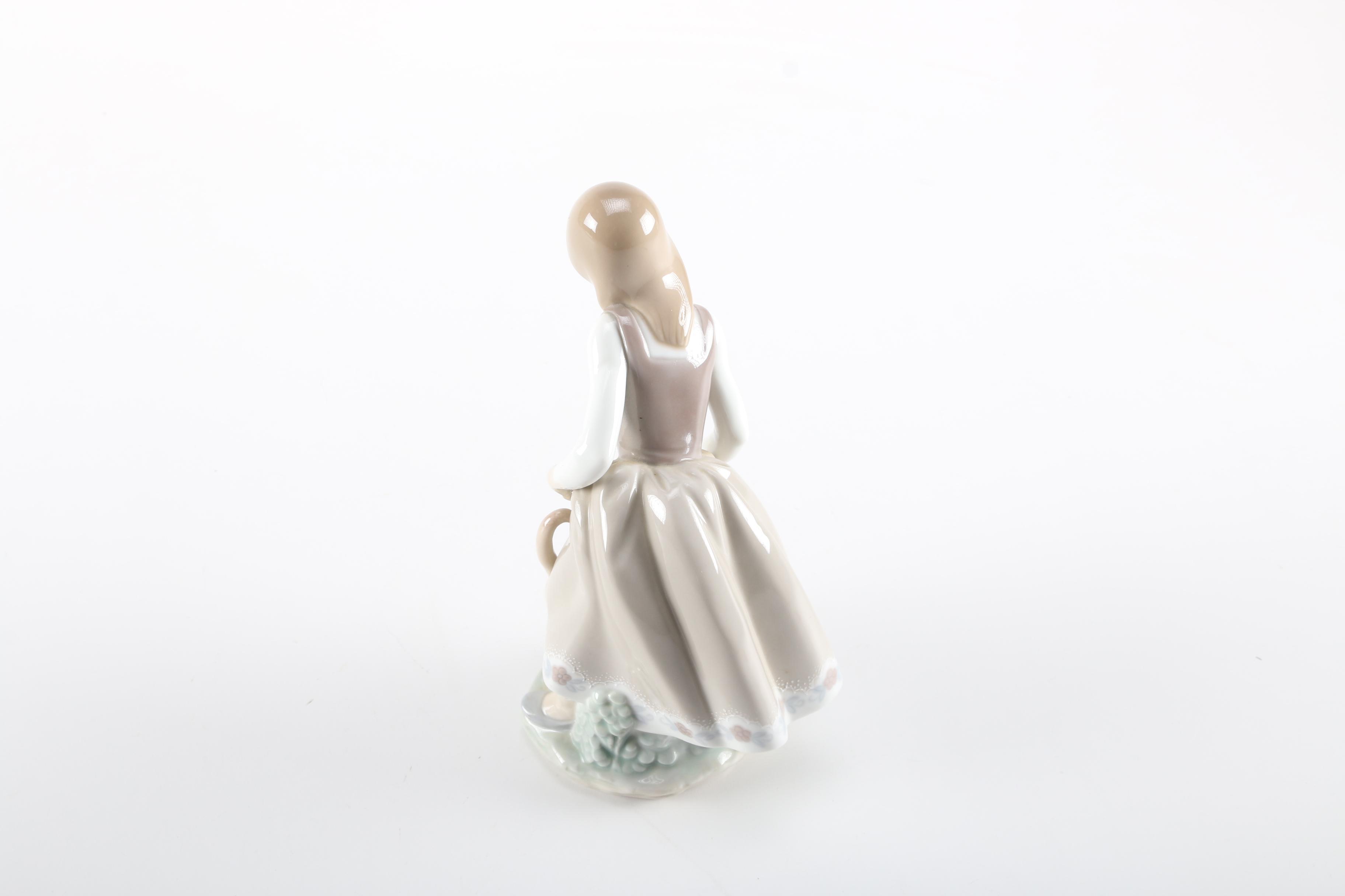 Vintage Lladró Porcelain Figurine "Little Girl with Cat"