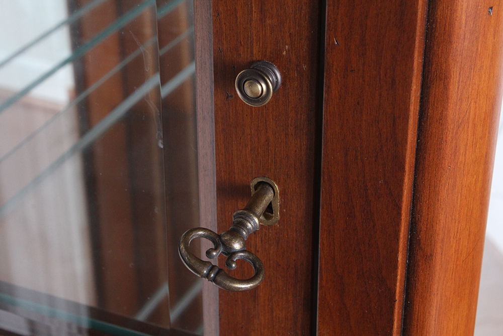 Ethan Allen "Medallion" Curio Cabinet