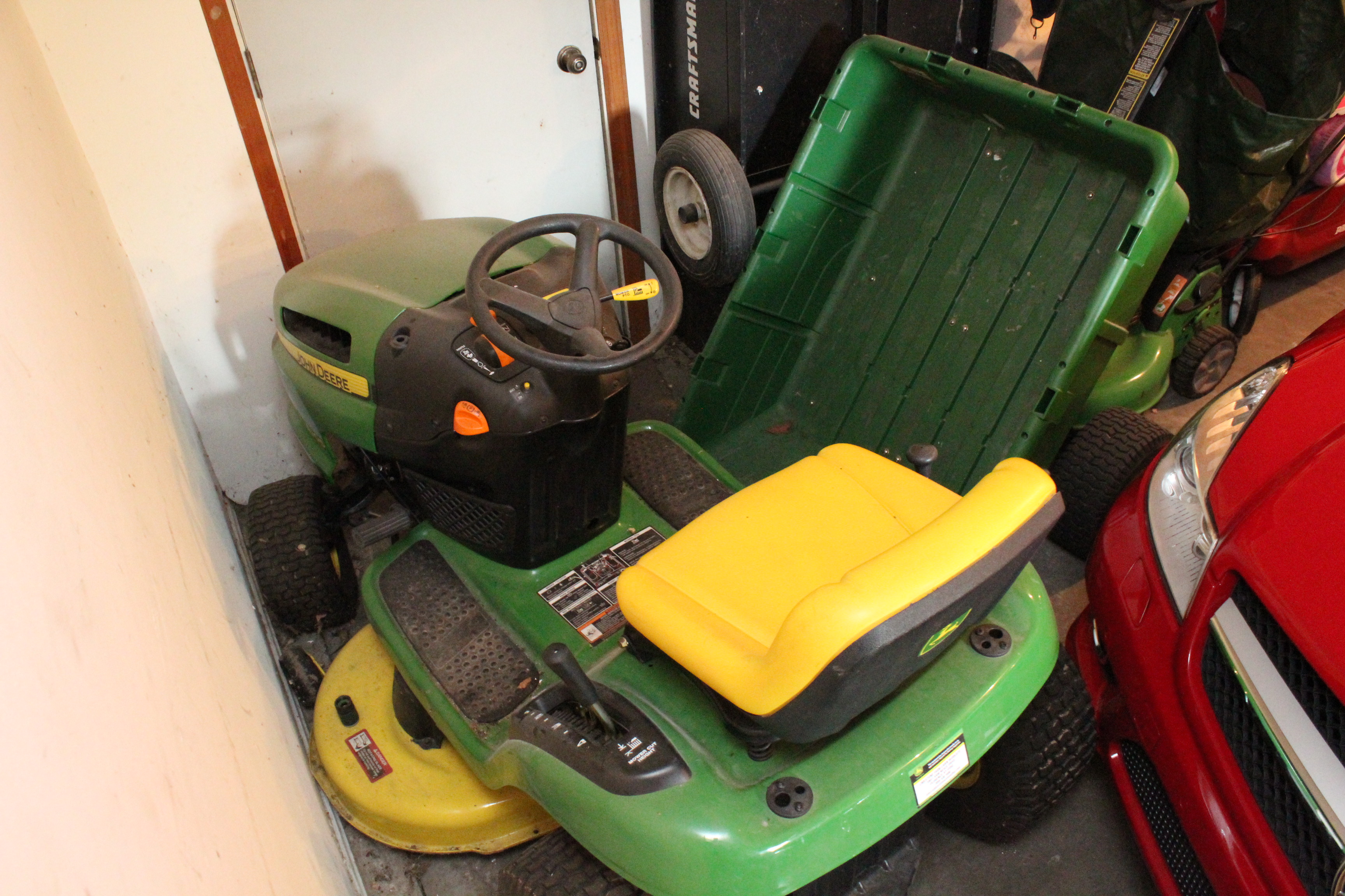 LA105 John Deere Tractor 100 Series and Trailer