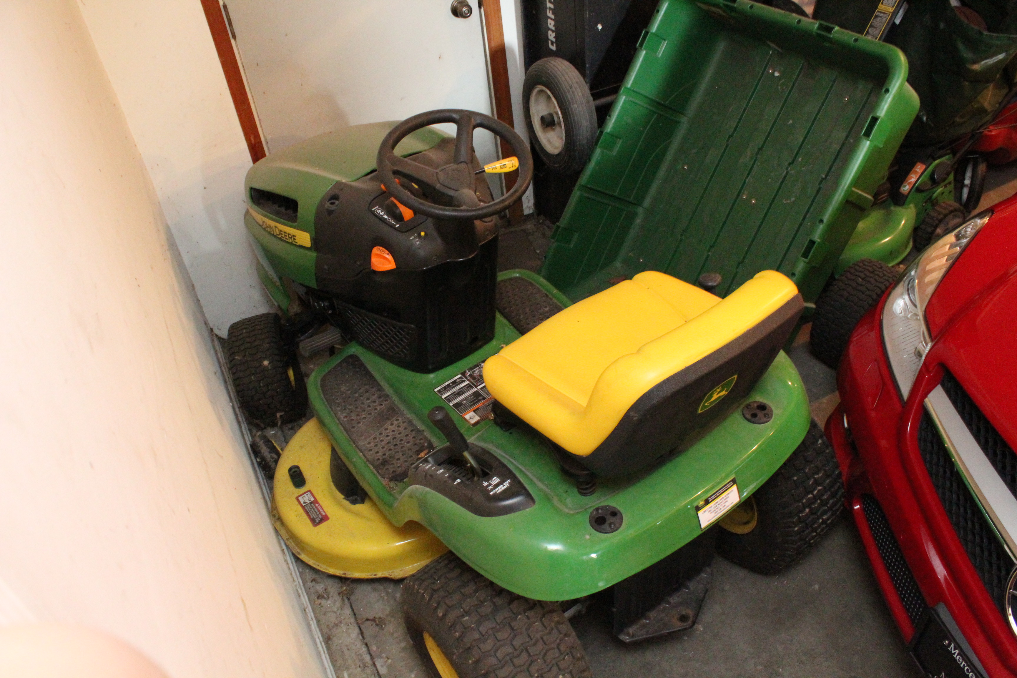 LA105 John Deere Tractor 100 Series and Trailer