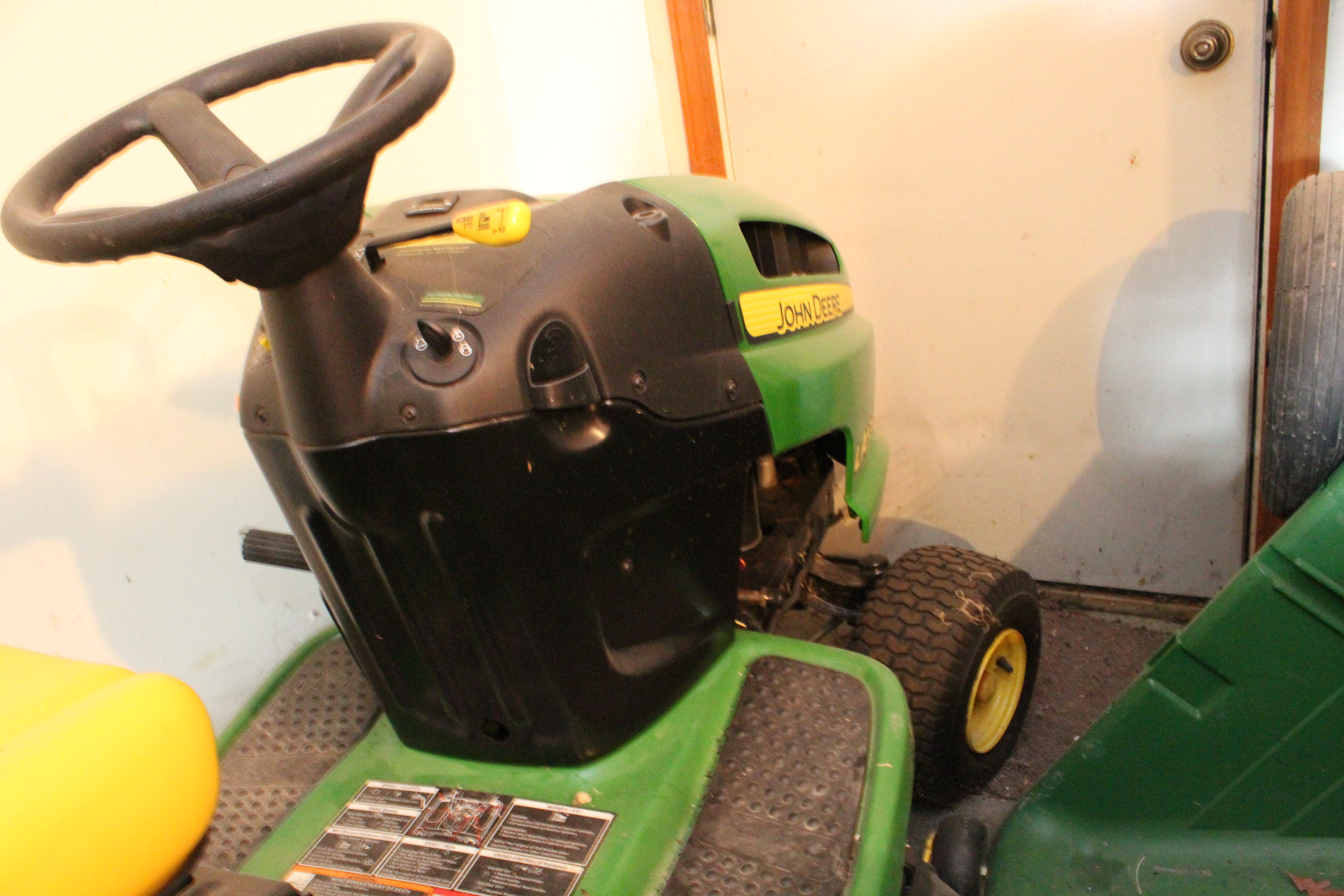 LA105 John Deere Tractor 100 Series and Trailer