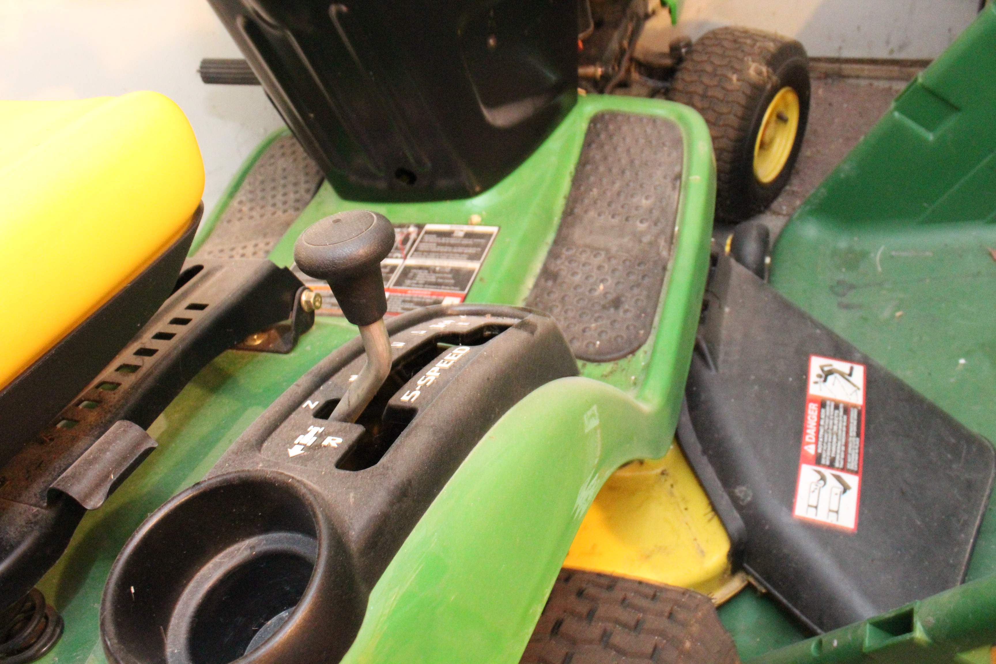 LA105 John Deere Tractor 100 Series and Trailer