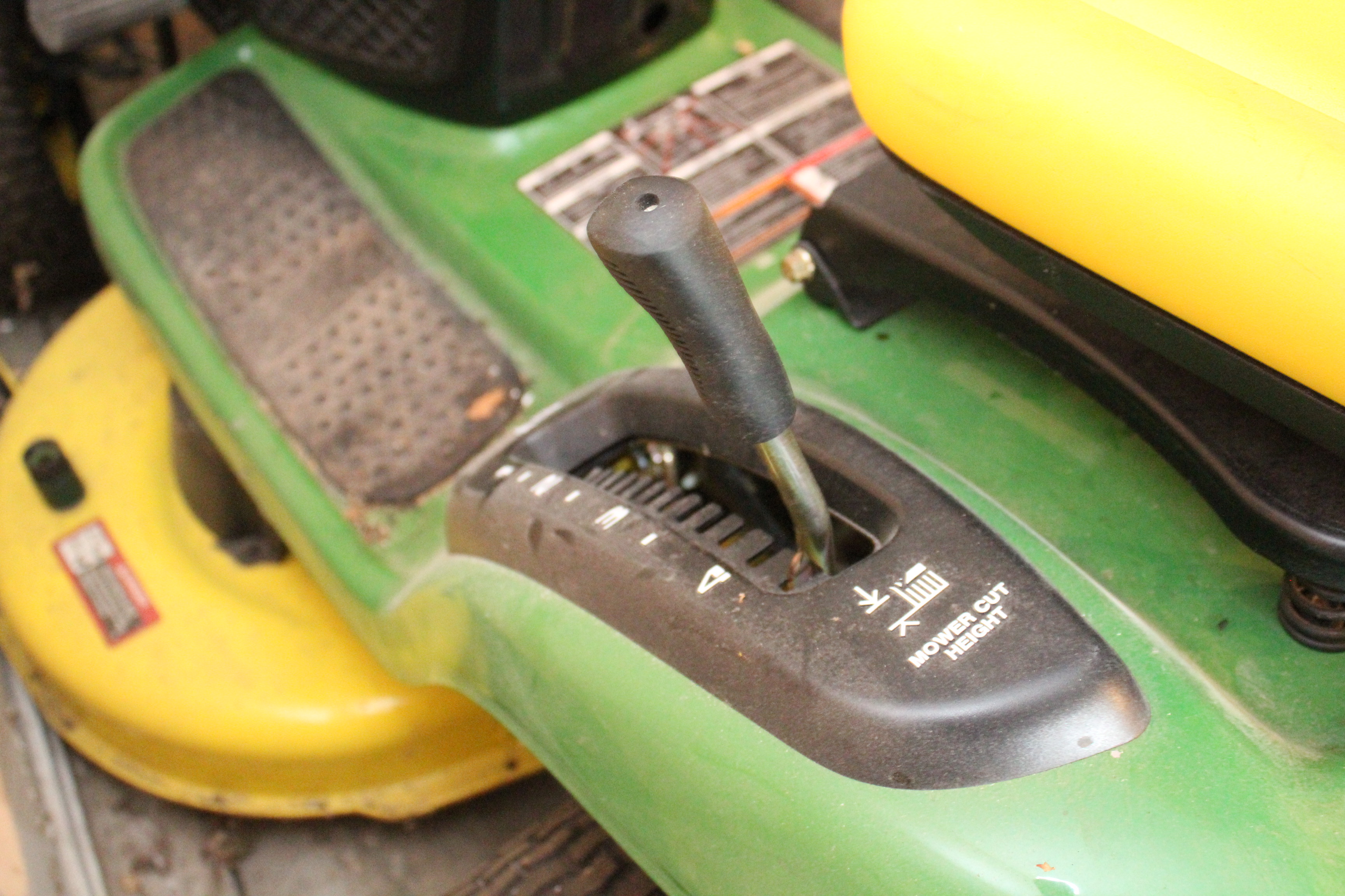 LA105 John Deere Tractor 100 Series and Trailer