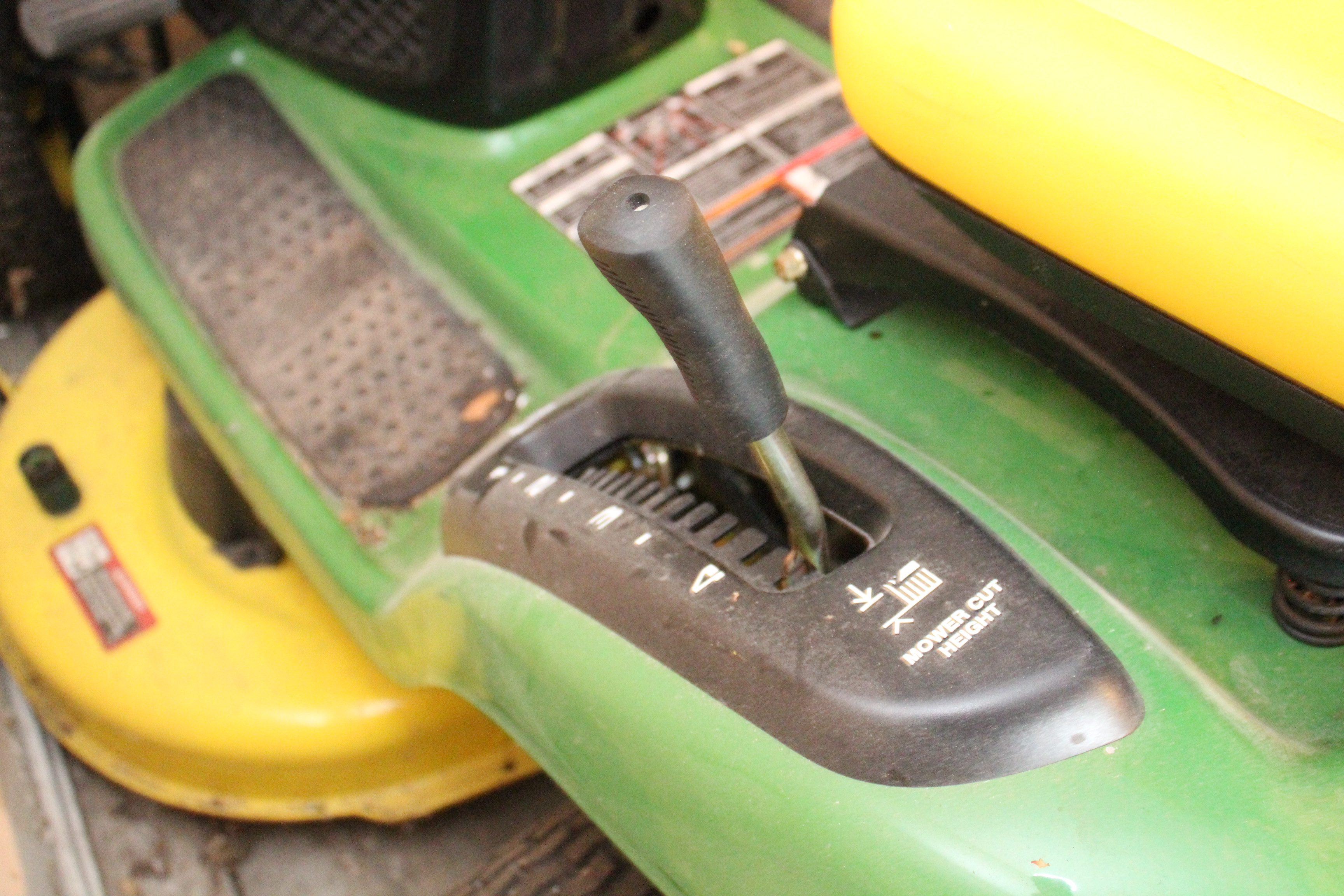 LA105 John Deere Tractor 100 Series and Trailer