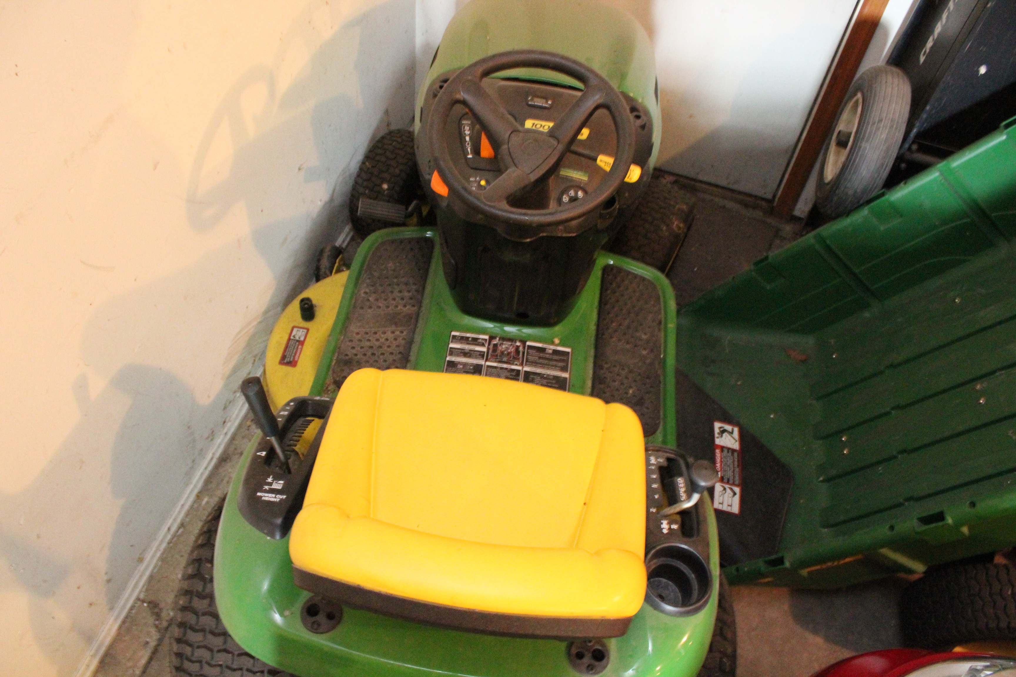 LA105 John Deere Tractor 100 Series and Trailer