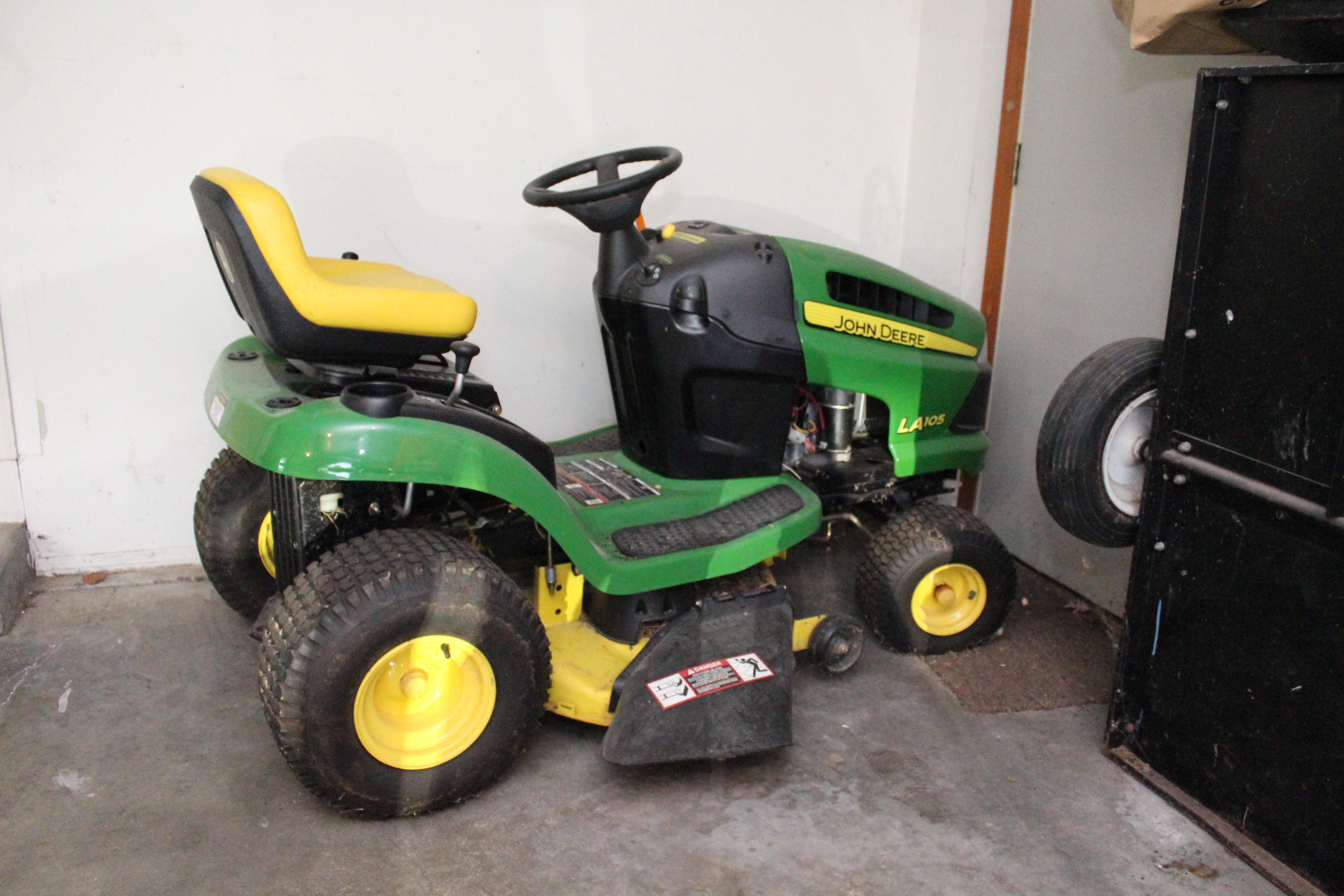 LA105 John Deere Tractor 100 Series and Trailer