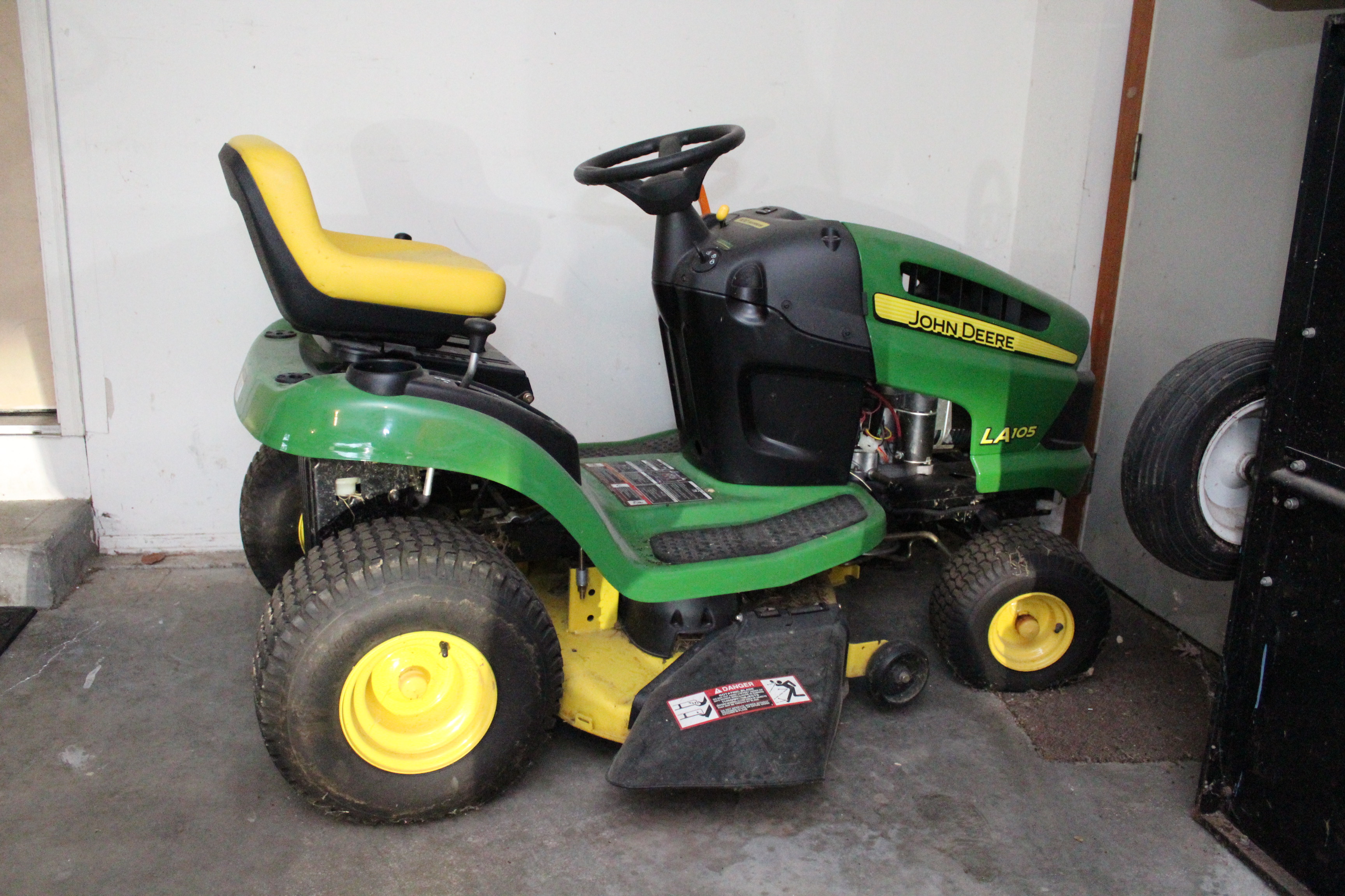 LA105 John Deere Tractor 100 Series and Trailer