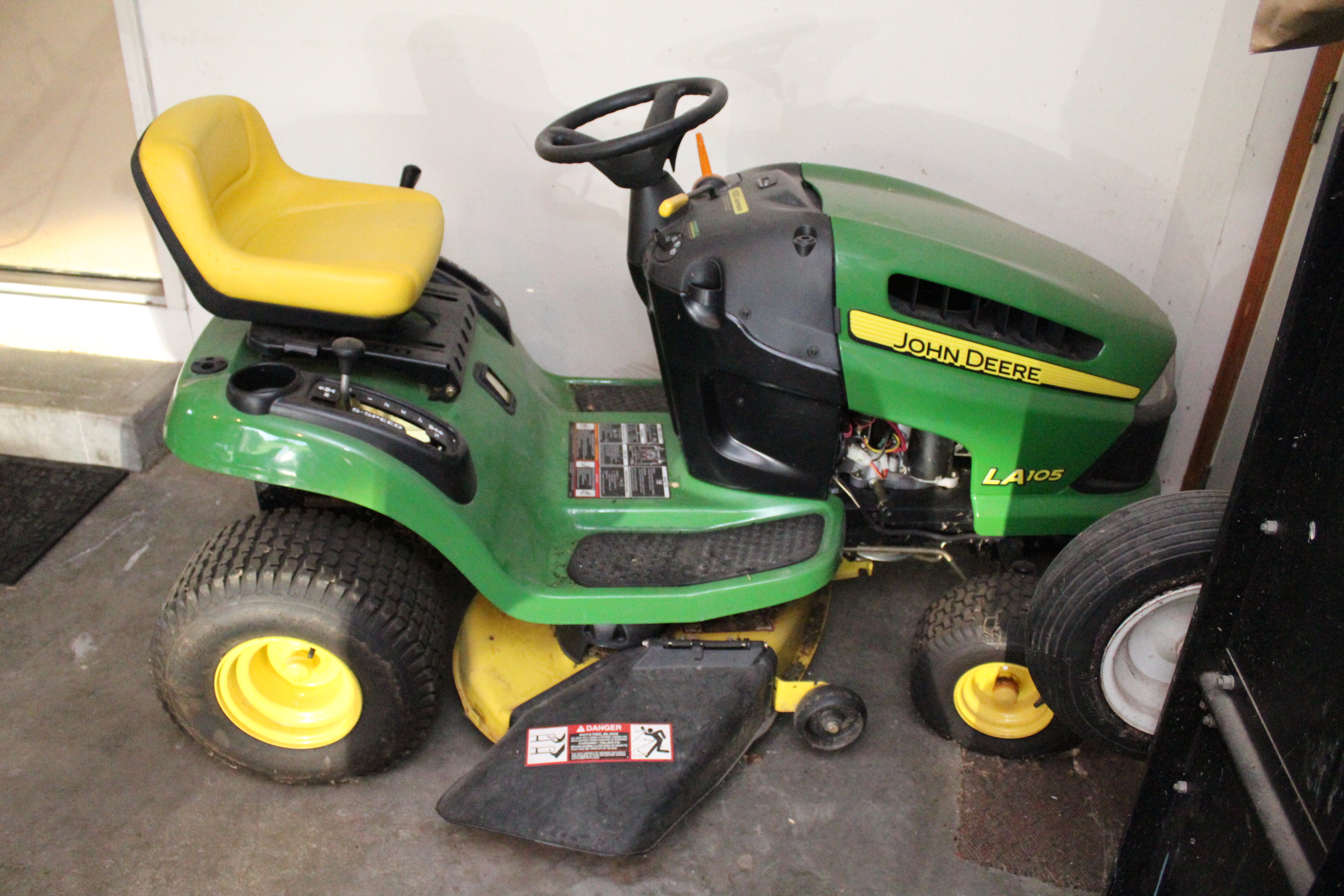 LA105 John Deere Tractor 100 Series and Trailer