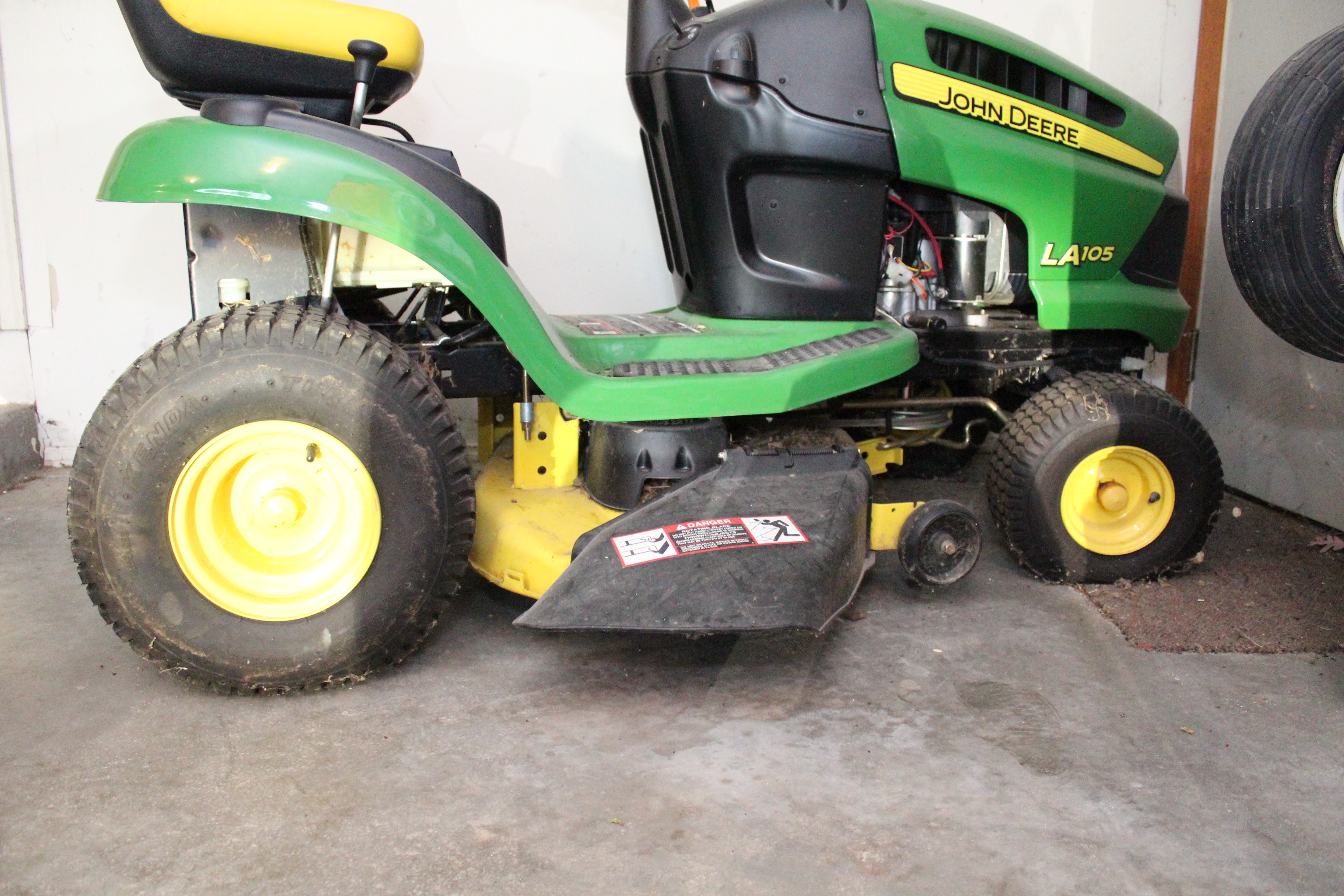 LA105 John Deere Tractor 100 Series and Trailer