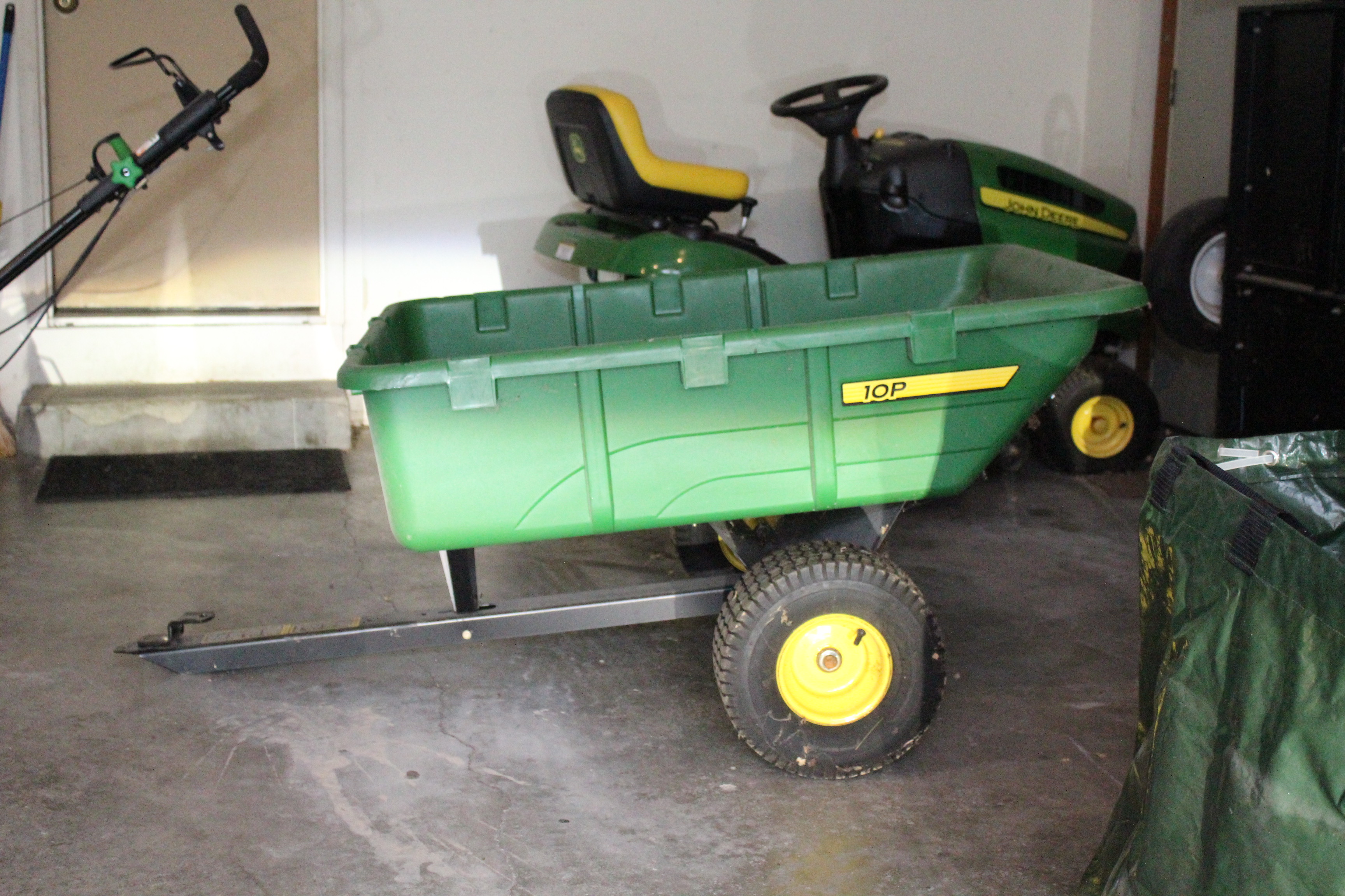 LA105 John Deere Tractor 100 Series and Trailer