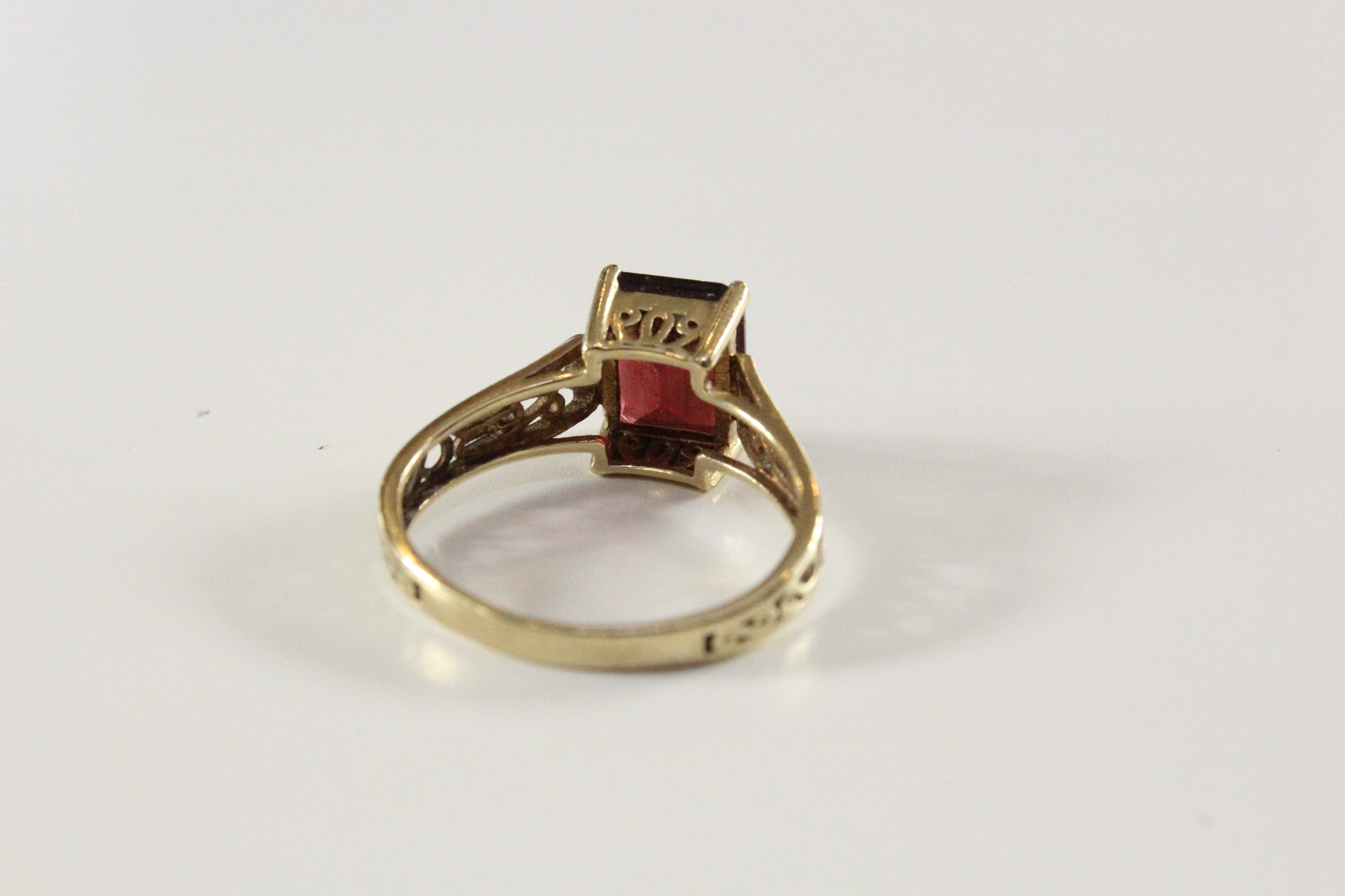 10K Yellow Gold Garnet Ring
