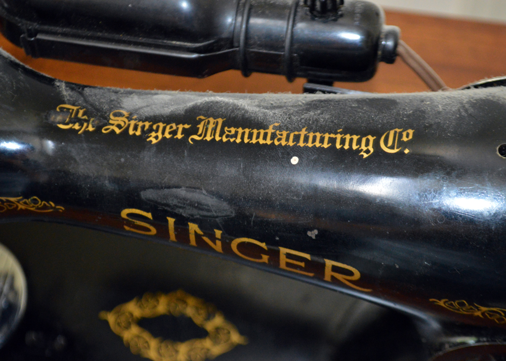 Singer Built-In Sewing Machine With Cabinet