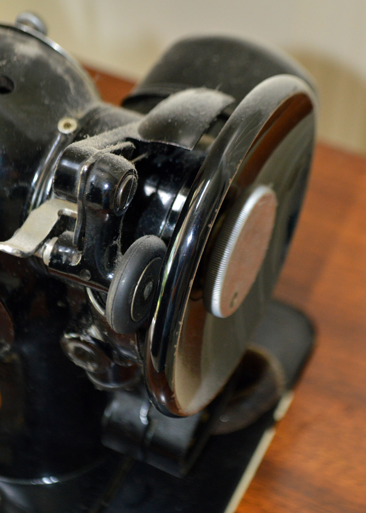 Singer Built-In Sewing Machine With Cabinet