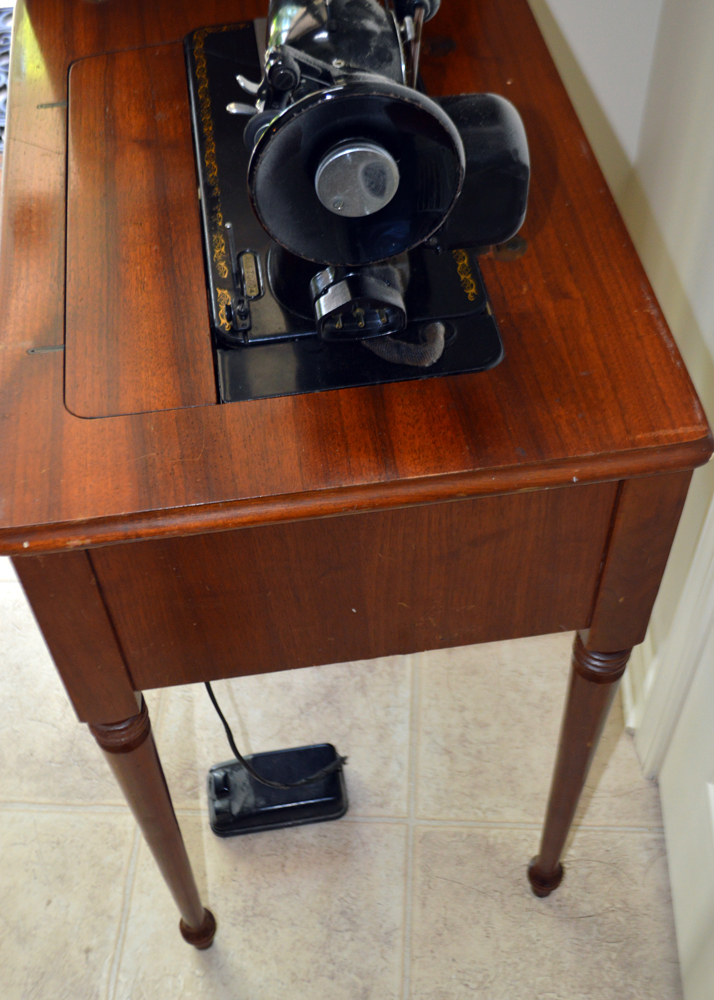 Singer Built-In Sewing Machine With Cabinet