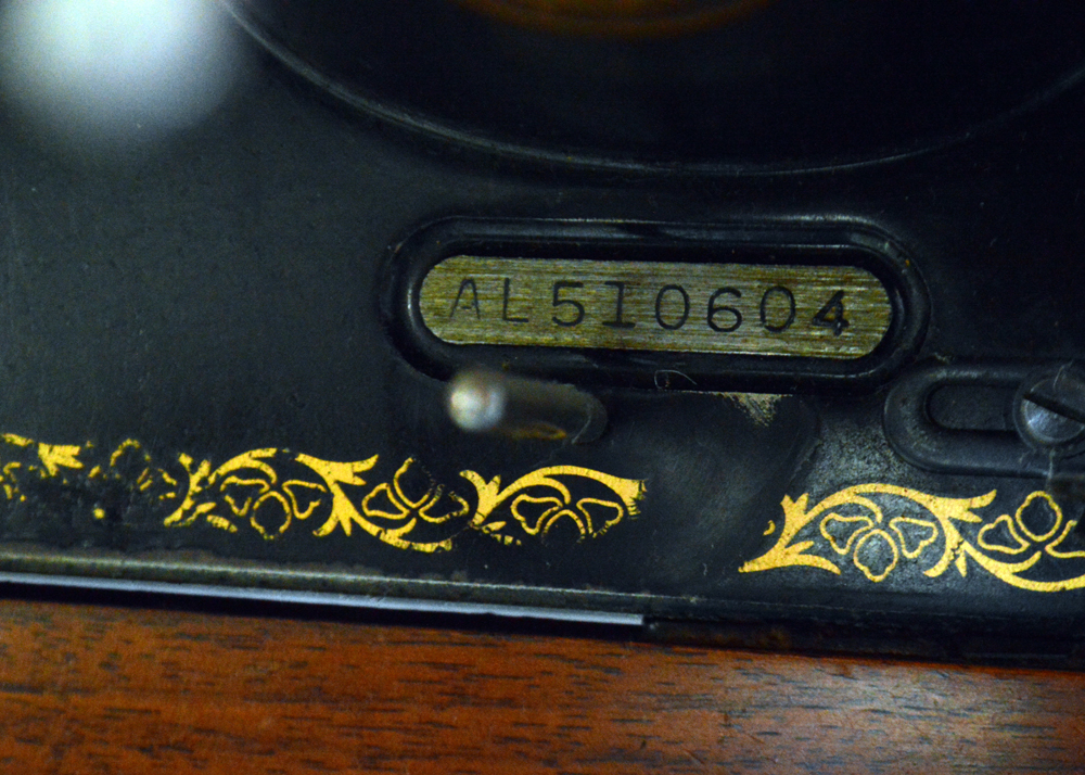 Singer Built-In Sewing Machine With Cabinet