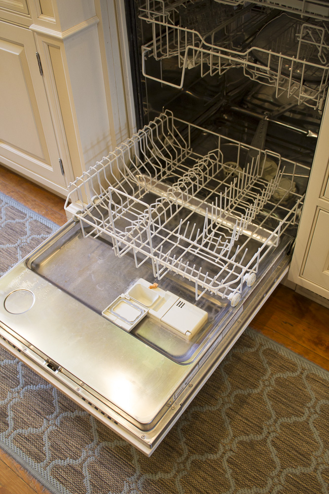 Milele Fully Integrated Incognito Dishwasher With Custom Cabinet Paneled Front