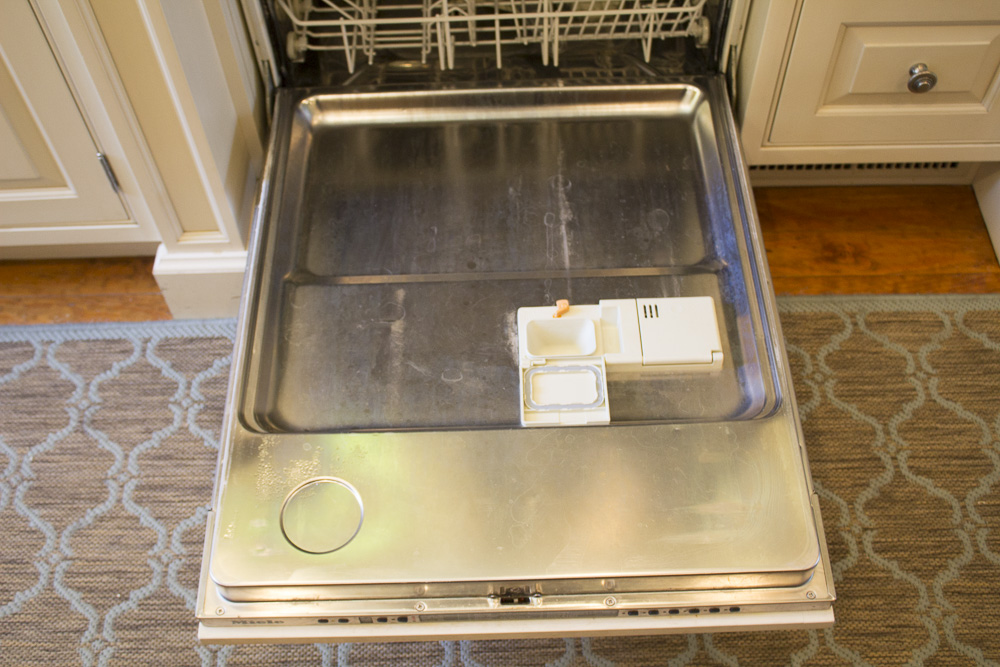 Milele Fully Integrated Incognito Dishwasher With Custom Cabinet Paneled Front