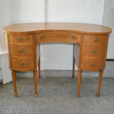 Antique Hepplewhite Style Kidney-Shaped Desk/Vanity