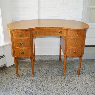 Antique Hepplewhite Style Kidney-Shaped Desk/Vanity