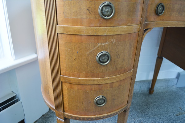 Antique Hepplewhite Style Kidney-Shaped Desk/Vanity