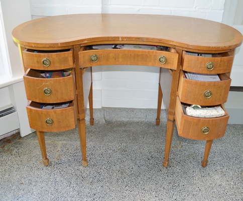 Antique Hepplewhite Style Kidney-Shaped Desk/Vanity