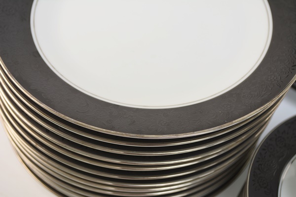 Eight Place Settings Noritake "Mirano"