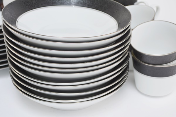 Eight Place Settings Noritake "Mirano"