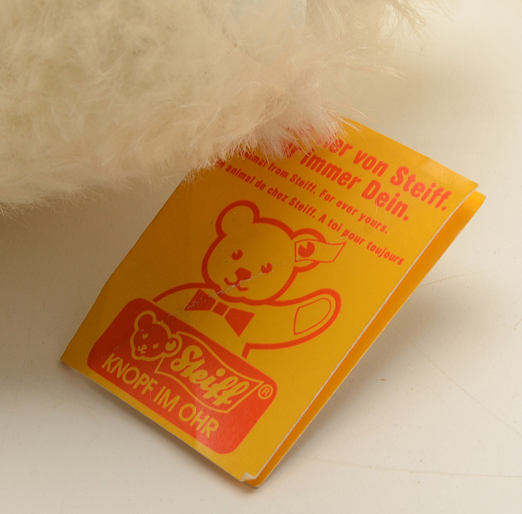 Steiff "Mr. Vanilla Bear with Porcelain Steiff Tea Set