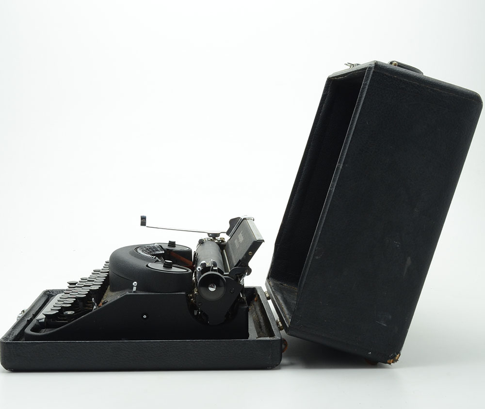 Vintage Remington "Noiseless" Typewriter