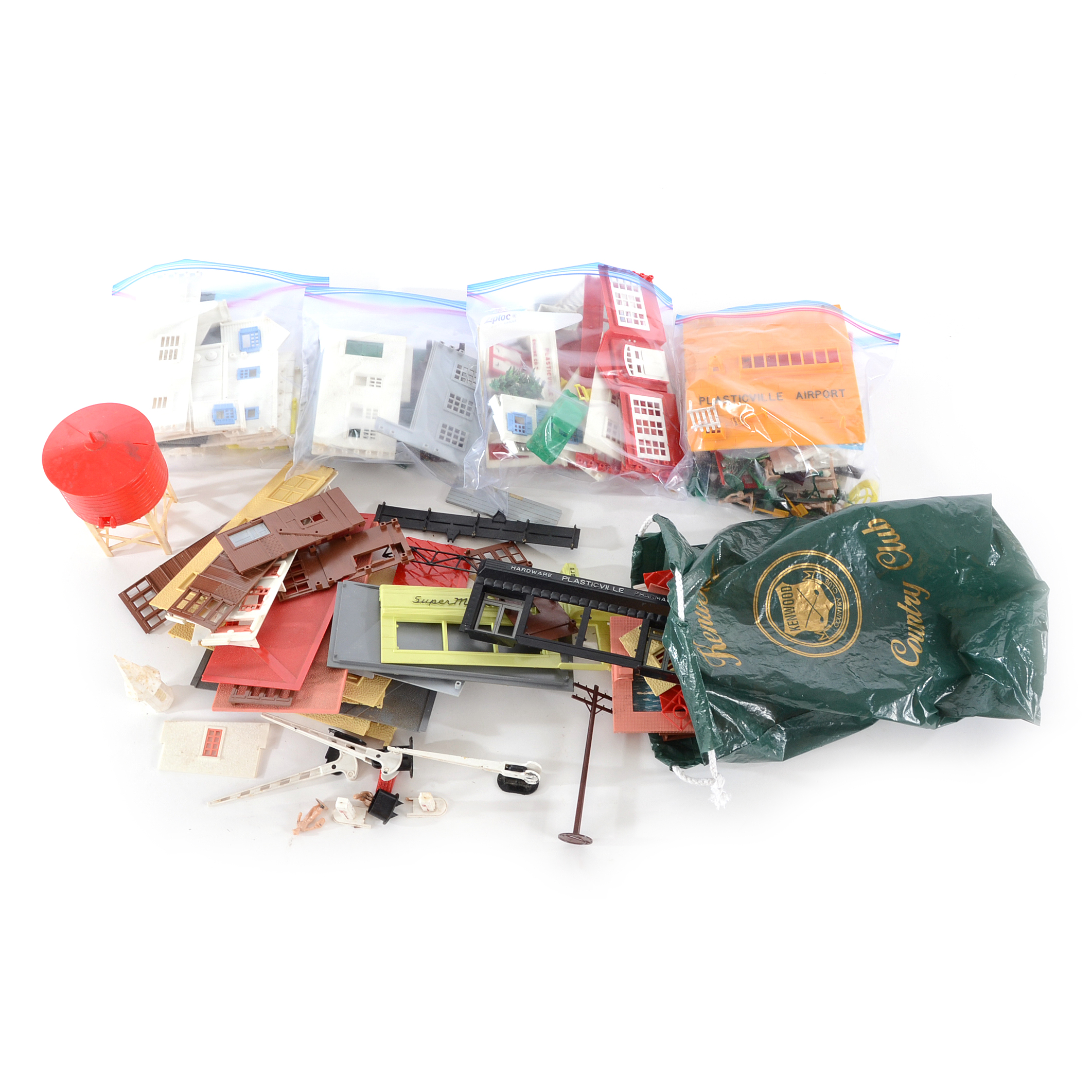 Grouping of O Gauge Plasticville Scenery Models